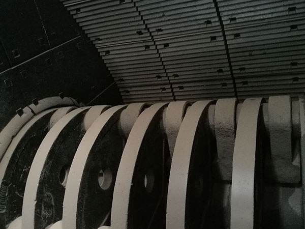 廣東斗式移動(dòng)破碎機(jī)的廠家