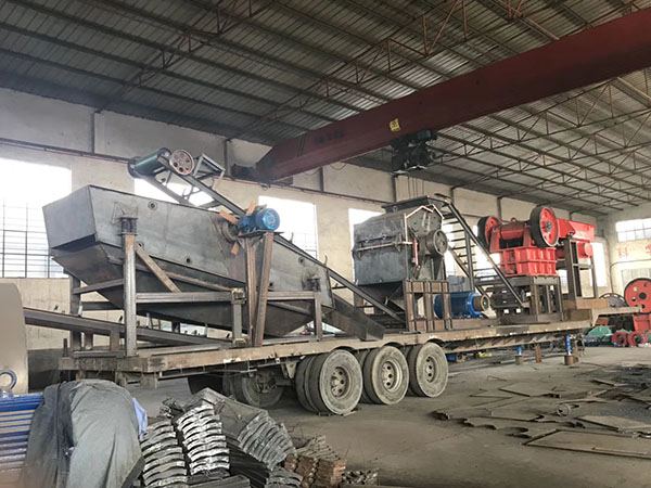 湖北反擊式移動(dòng)破碎機(jī)圖片