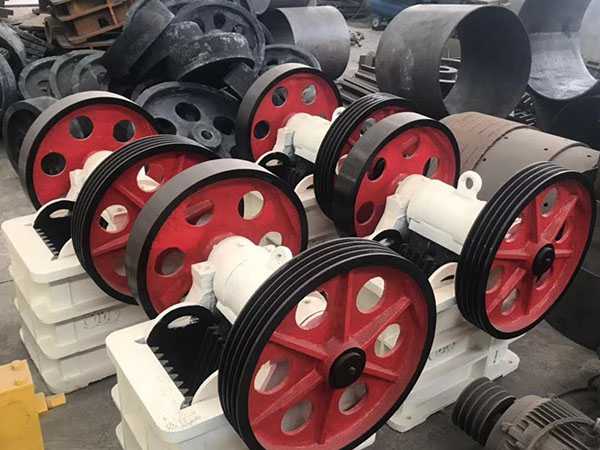 青海履帶式移動(dòng)破碎機(jī)移動(dòng)破碎