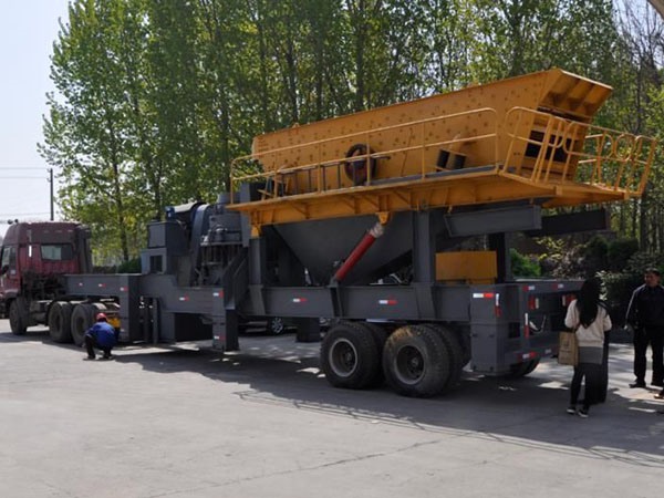 黑龍江小型輪胎式重錘破碎機(jī)站