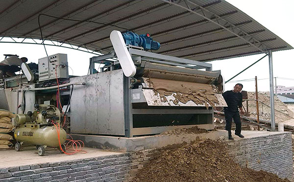 養(yǎng)殖場(chǎng)廢泥脫水帶式壓濾機(jī) 養(yǎng)殖場(chǎng)廢泥脫水帶式壓濾機(jī)